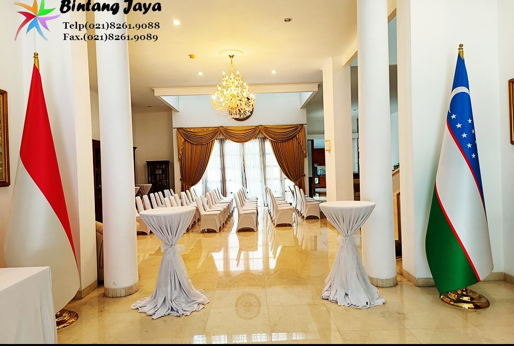 Sewa Meja Barstool Cover Tebar Putih Pita Gold Di Bekasi