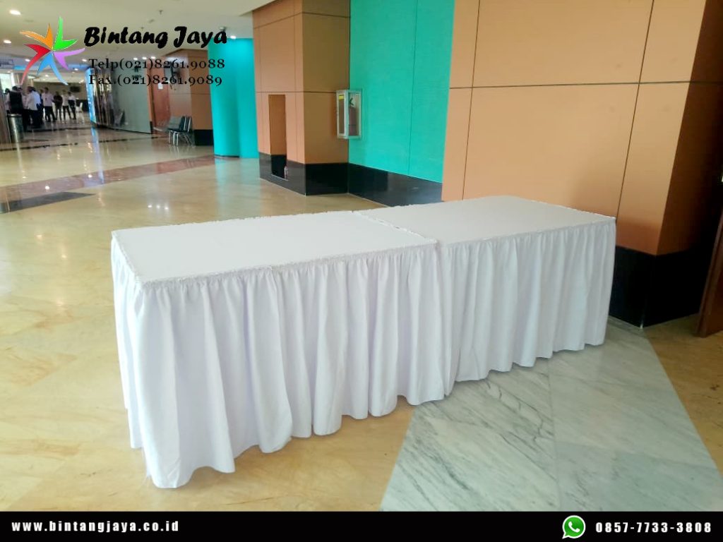 Sewa Meja Kotak Skirting Putih untuk Event Seminar di Jakarta