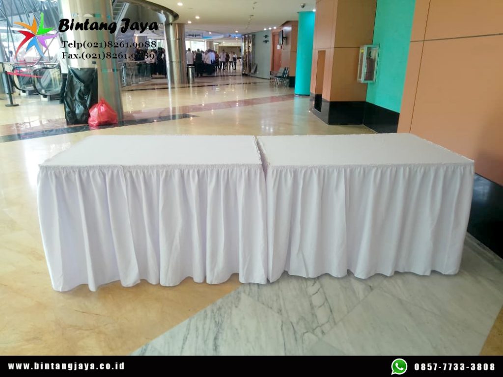 Sewa Meja Kotak Skirting Putih untuk Event Seminar di Jakarta