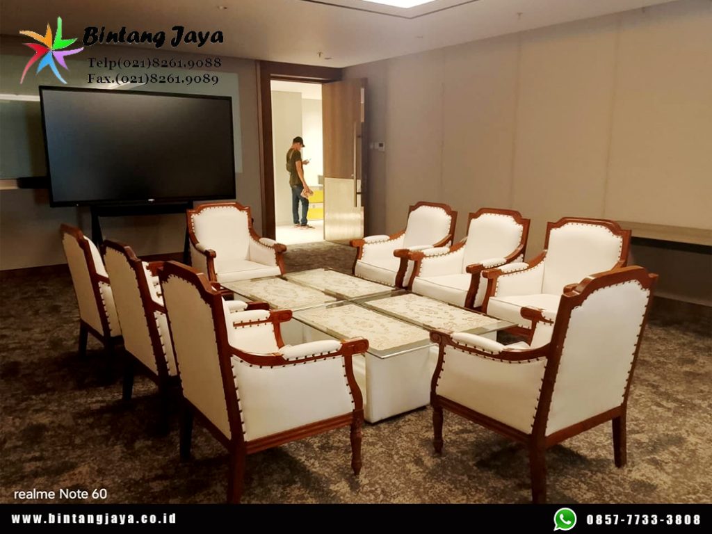 Sewa Kursi Louis Kayu VIP untuk Event Premium dan Eksklusif
