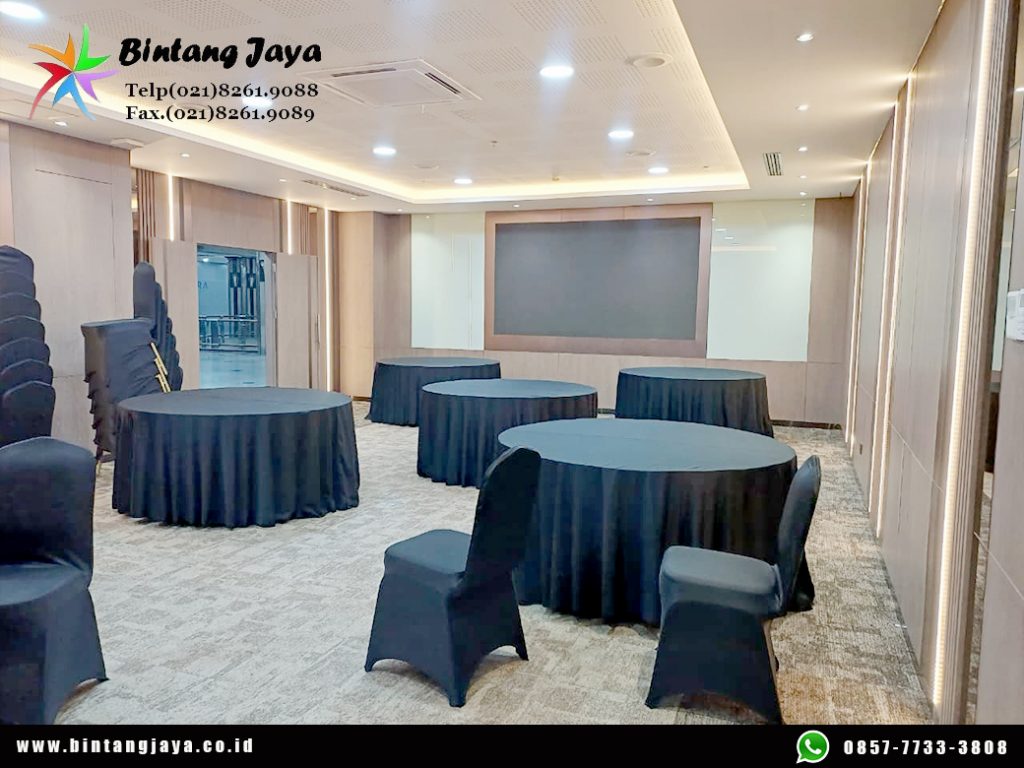 Sewa Meja Bulat Cover Hitam untuk Area Dining dan Lounge Event