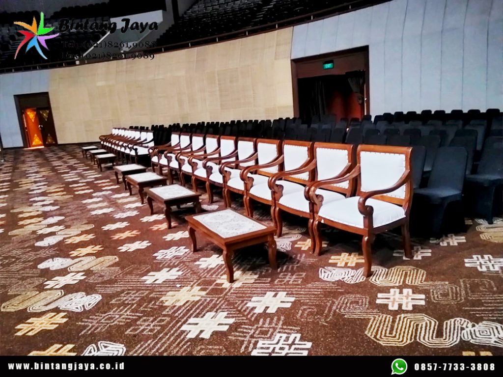 Sewa Kursi Futura, Kursi VIP Kayu, dan Meja Event Wisuda Binus
