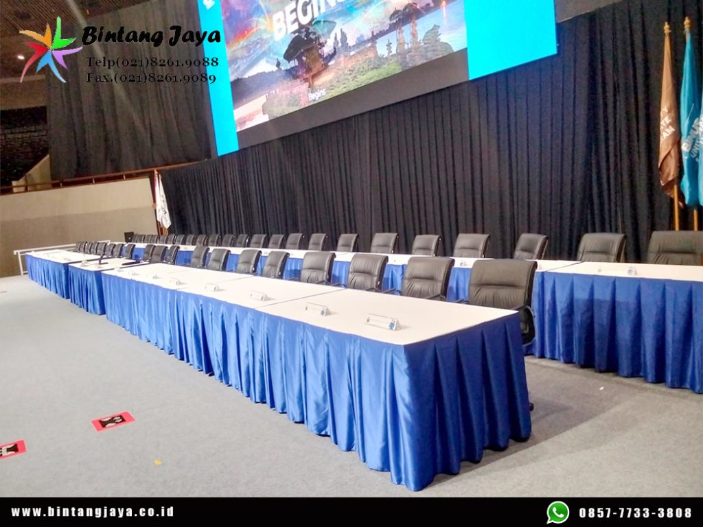 Sewa Kursi Futura, Kursi VIP Kayu, dan Meja Event Wisuda Binus