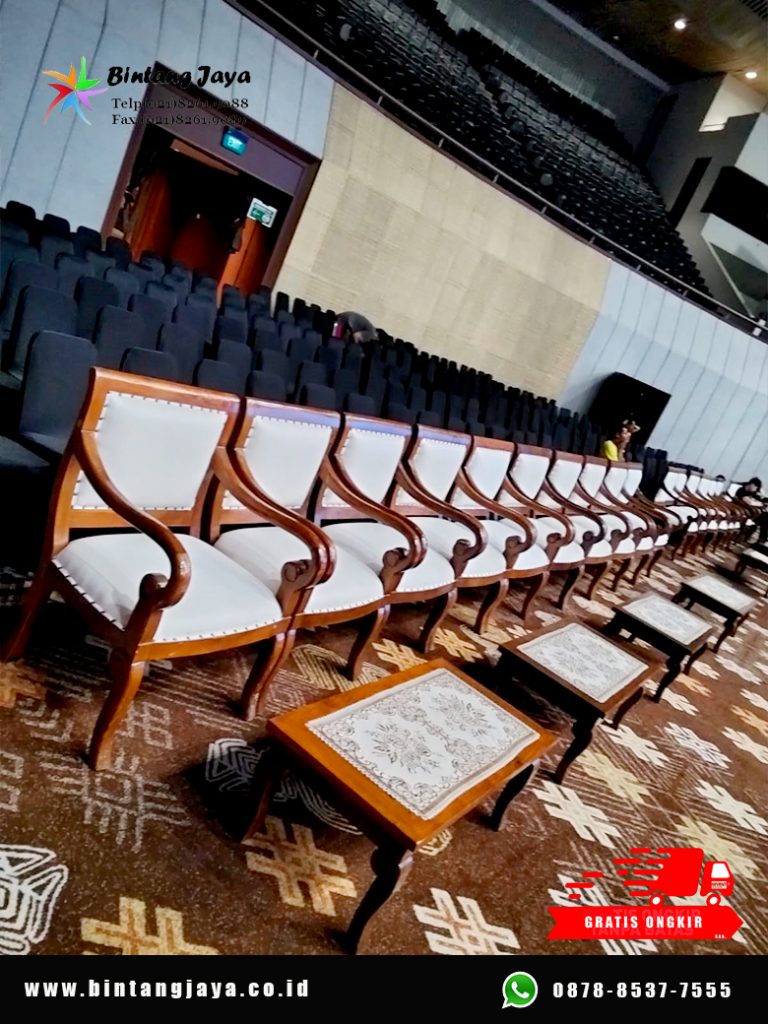 Sewa Kursi Futura, Kursi VIP Kayu, dan Meja Event Wisuda Binus