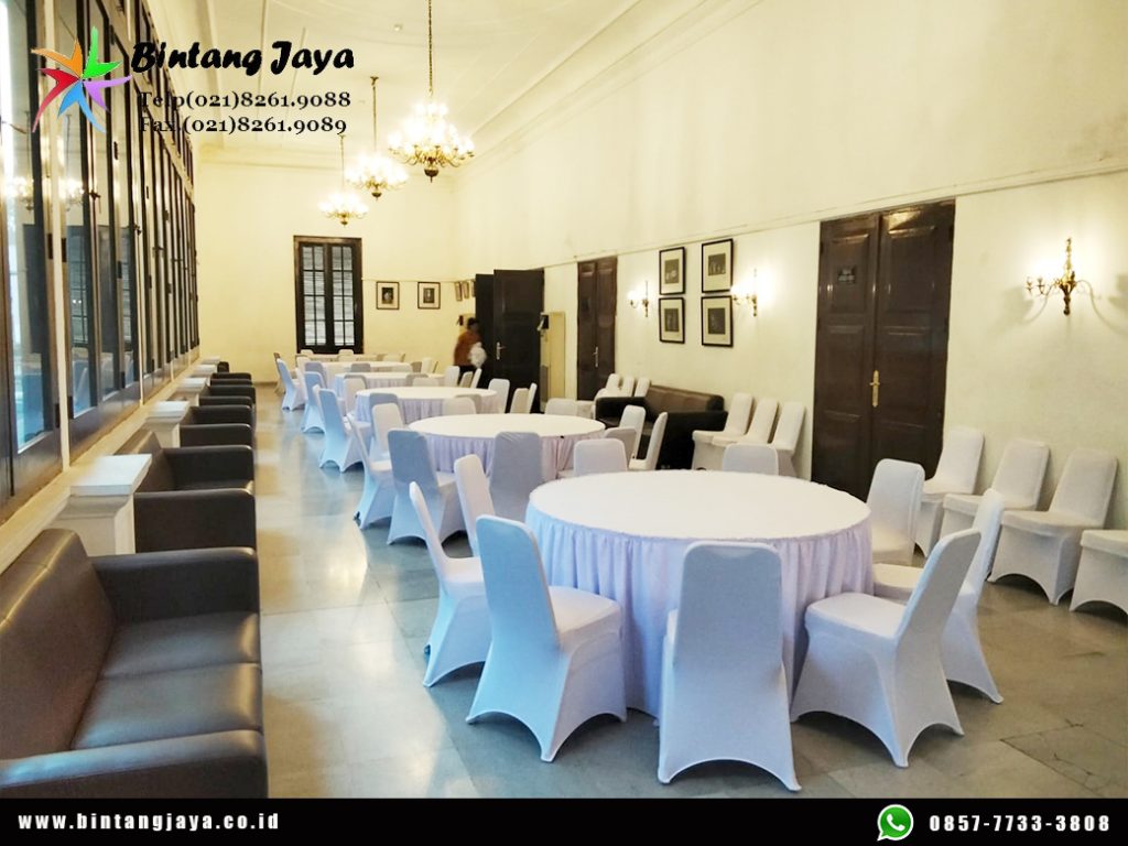 Sewa Meja Bulat Diameter 180 cm Skirting Putih untuk Jamuan dan Event Formal