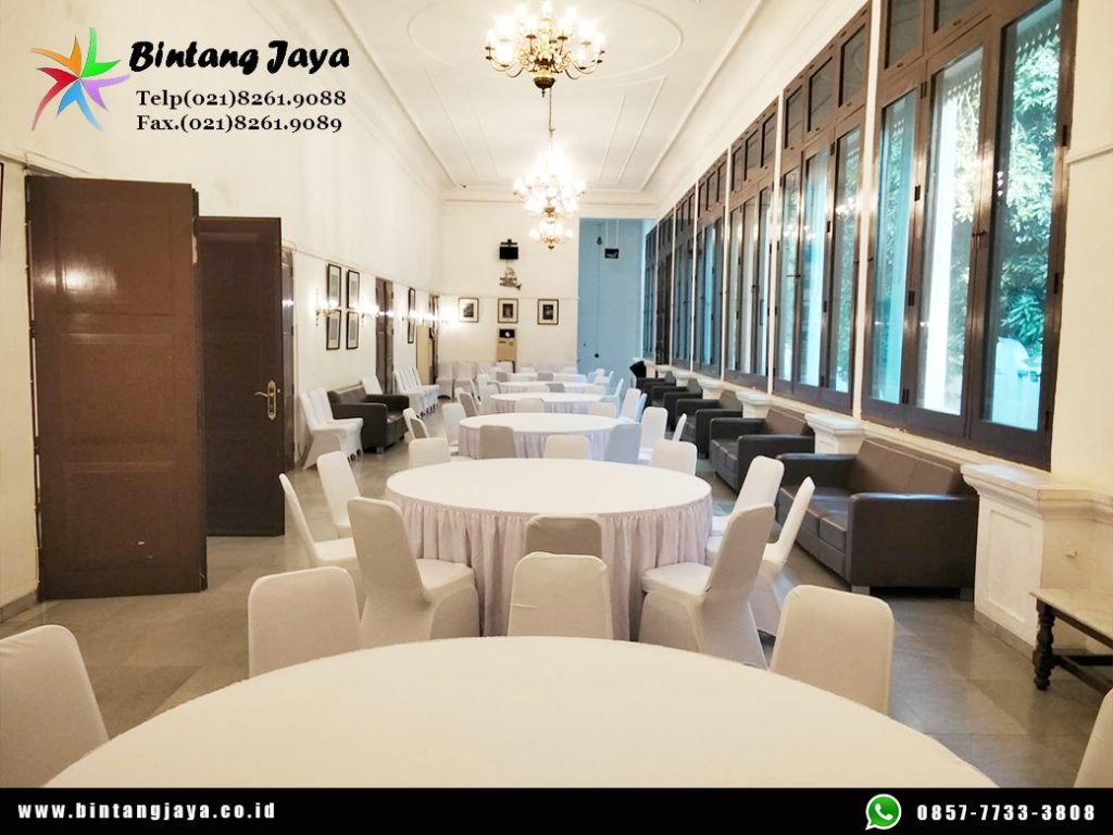Sewa Meja Bulat Diameter 180 cm Skirting Putih untuk Jamuan dan Event Formal
