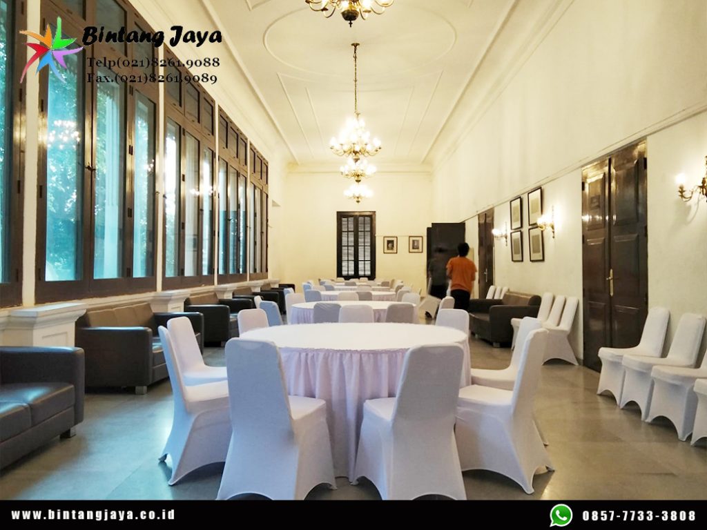 Sewa Meja Bulat Diameter 180 cm Skirting Putih untuk Jamuan dan Event Formal