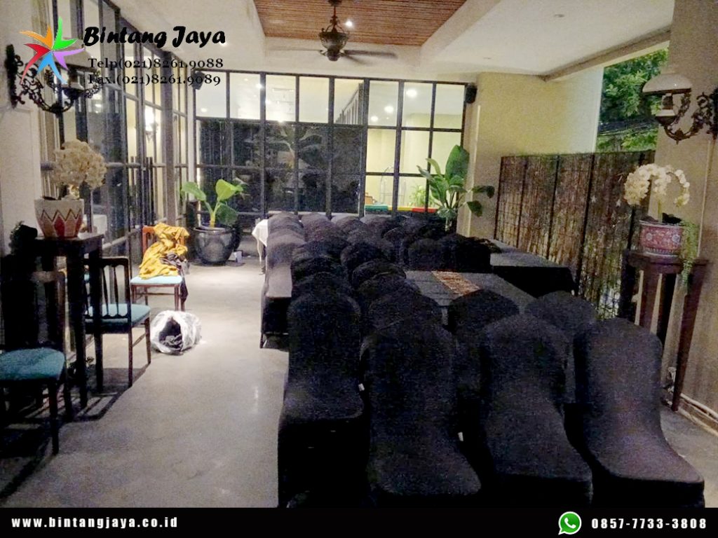 Rental Kursi Futura Sarung Hitam Jakarta untuk Event yang Elegan dan Profesional