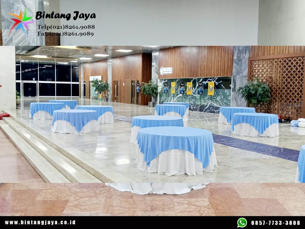 Sewa Meja Bulat Cover Putih Toping Biru Jakarta Kombinasi Simpel Venue yang Berkelas 087885377555