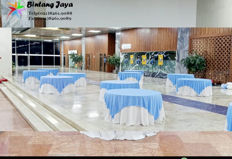 Sewa Meja Bulat Cover Putih Toping Biru Jakarta Kombinasi Simpel Venue yang Berkelas 087885377555