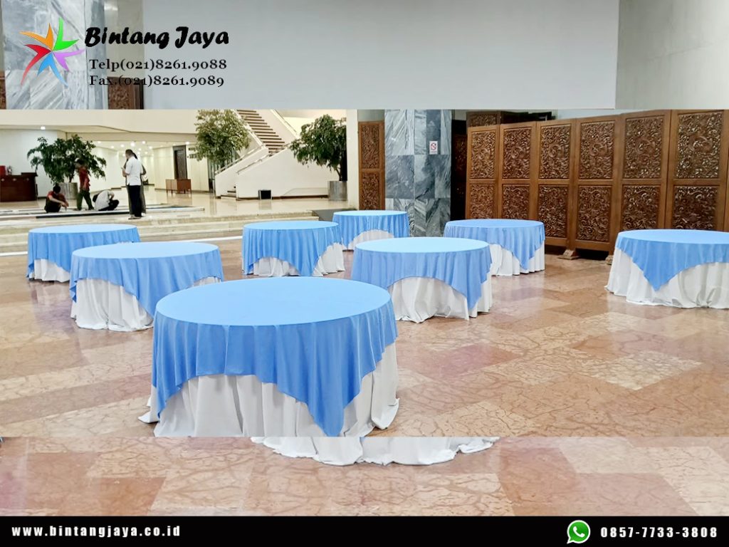 Sewa Meja Bulat Cover Putih Toping Biru Jakarta Kombinasi Simpel Venue yang Berkelas 087885377555