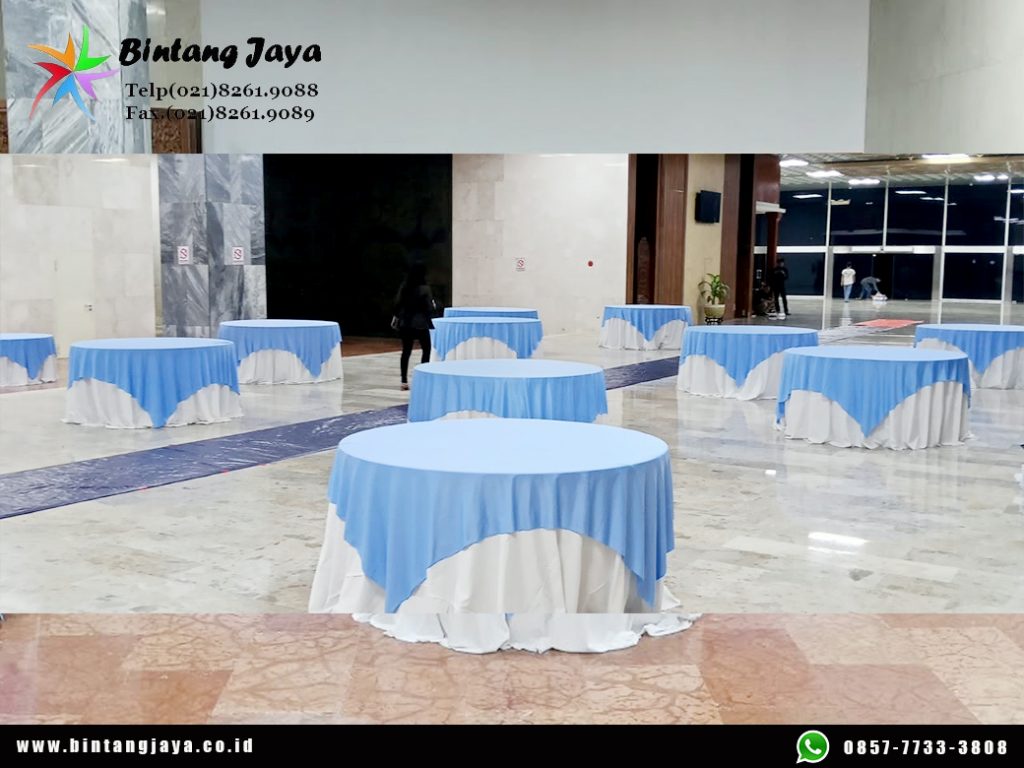 Sewa Meja Bulat Cover Putih Toping Biru Jakarta Kombinasi Simpel Venue yang Berkelas 087885377555