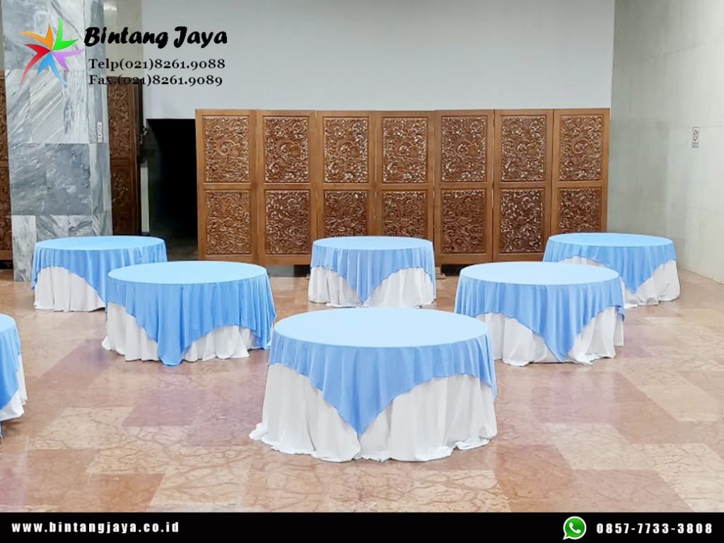 Sewa Meja Bulat Cover Putih Toping Biru Jakarta Kombinasi Simpel Venue yang Berkelas 087885377555