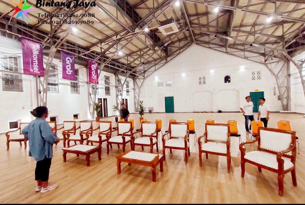 Sewa Meja Kayu VIP Event Pal Meriam Matraman Jakarta Timur