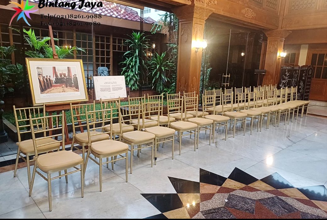 Sewa Meja Kotak Set Kursi Tiffany Kayu Warna Gold Di Jakarta