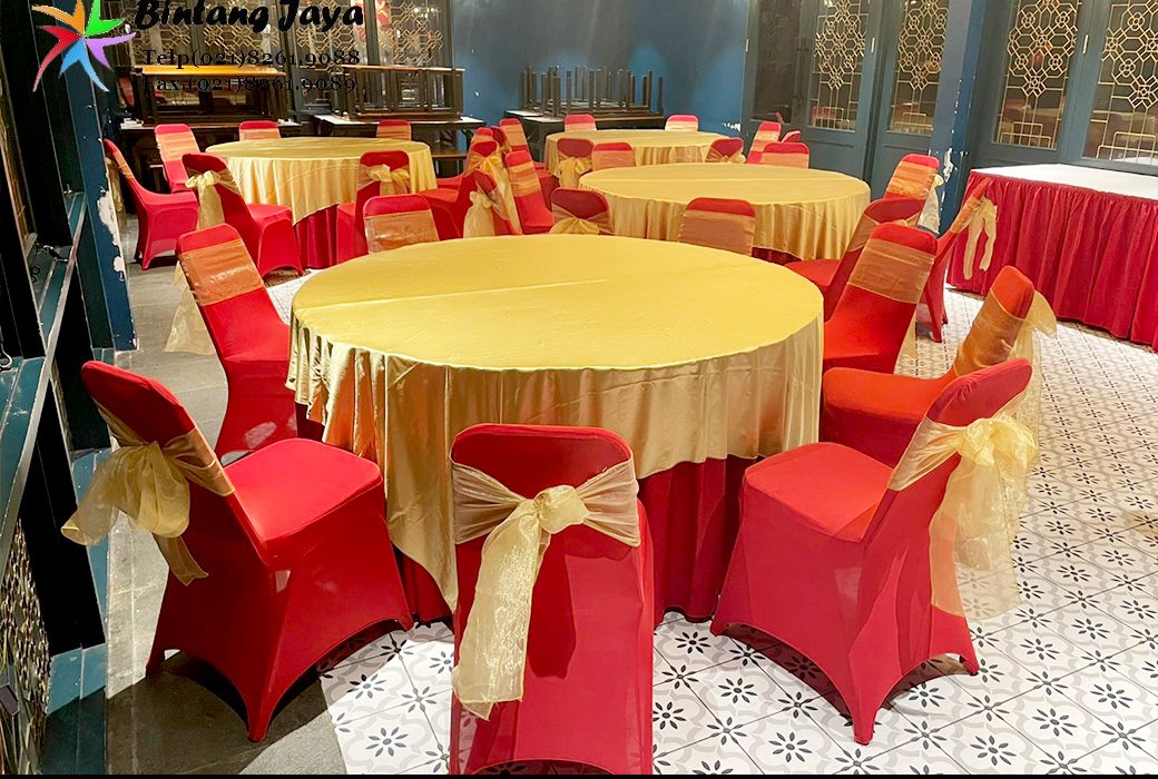 Rental Meja Bundar Cover Gold dan Kursi Cover Merah Jakarta