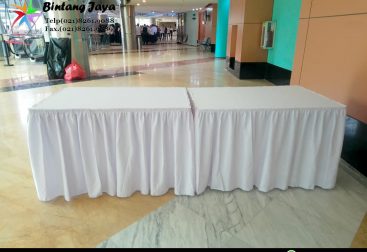 Sewa Meja Kotak Skirting Putih untuk Event Seminar di Jakarta
