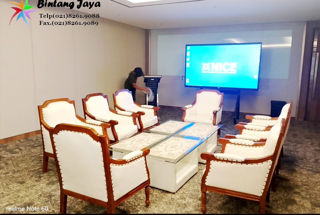 Sewa Kursi Louis Kayu VIP untuk Event Premium dan Eksklusif Dalam sebuah acara premium, tampilan dekorasi dan perlengkapan tentu menjadi perhatian utama. Oleh karena itu, banyak penyelenggara acara memilih layanan sewa kursi Louis kayu VIP untuk menciptakan suasana yang lebih elegan dan eksklusif. Kursi Louis dikenal dengan desain klasik yang mewah serta material kayu berkualitas. Selain itu, bentuknya yang elegan membuat kursi ini sering digunakan dalam berbagai acara formal maupun acara eksklusif. Dengan menggunakan kursi Louis kayu VIP, tampilan area acara akan terlihat lebih berkelas sekaligus memberikan kenyamanan bagi para tamu undangan. Keunggulan Kursi Louis Kayu VIP untuk Event Kursi Louis menjadi salah satu pilihan favorit dalam berbagai acara premium. Tidak hanya memberikan kesan mewah, kursi ini juga memiliki kualitas yang sangat baik. Berikut beberapa keunggulan kursi Louis kayu VIP: 1. Desain Elegan dan Mewah Kursi Louis memiliki desain klasik yang sangat cocok untuk dekorasi acara yang berkelas. 2. Material Kayu Berkualitas Kursi dibuat dari bahan kayu yang kuat sehingga aman digunakan dalam berbagai acara. 3. Cocok untuk Dekorasi Premium Selain itu, kursi ini sangat sering digunakan dalam konsep dekorasi wedding, gala dinner, maupun acara formal. 4. Memberikan Kenyamanan bagi Tamu Bentuk kursi yang ergonomis membuat tamu dapat duduk dengan nyaman selama acara berlangsung. 5. Menambah Nilai Estetika Area Event Dengan adanya kursi Louis kayu VIP, tampilan area acara menjadi lebih elegan dan profesional. Cocok untuk Berbagai Jenis Acara Eksklusif Layanan sewa kursi Louis kayu VIP sangat cocok digunakan dalam berbagai jenis acara yang membutuhkan konsep dekorasi elegan. Beberapa acara yang sering menggunakan kursi Louis antara lain: Wedding dan resepsi pernikahan Gala dinner perusahaan Acara penghargaan Event VIP dan tamu kehormatan Acara perusahaan dan gathering Event launching produk Acara formal instansi pemerintah Private party dan celebration Dengan demikian, kursi Louis kayu VIP mampu meningkatkan tampilan dekorasi sekaligus menciptakan suasana acara yang lebih eksklusif. Layanan Sewa Kursi Louis Kayu VIP Kami menyediakan layanan sewa kursi Louis kayu VIP untuk berbagai kebutuhan event dengan perlengkapan yang bersih, rapi, dan siap digunakan. Layanan yang tersedia meliputi: Kursi Louis kayu VIP berkualitas Kondisi kursi bersih dan terawat Pengiriman ke lokasi acara Penataan kursi sesuai layout event Tim instalasi berpengalaman Selain itu, kami juga menyediakan berbagai perlengkapan event lainnya seperti meja bundar, tenda dekorasi, panggung, karpet, sofa VIP, serta perlengkapan dekorasi acara. Kenapa Memilih Layanan Kami? Memilih vendor perlengkapan event yang tepat sangat penting agar acara berjalan lancar. Oleh karena itu, kami selalu memberikan pelayanan terbaik untuk setiap kebutuhan acara. Beberapa keunggulan layanan kami antara lain: Kursi Louis kayu berkualitas premium Peralatan event bersih dan siap pakai Pengiriman tepat waktu Tim instalasi profesional Harga sewa yang kompetitif Dengan dukungan layanan tersebut, kebutuhan sewa kursi Louis kayu VIP dapat terpenuhi dengan baik untuk berbagai acara premium. Kesimpulan Menggunakan layanan sewa kursi Louis kayu VIP merupakan pilihan tepat untuk menciptakan suasana acara yang lebih elegan dan eksklusif. Desain kursi yang mewah serta material kayu berkualitas mampu meningkatkan tampilan dekorasi event secara keseluruhan. Dengan perlengkapan yang berkualitas serta dukungan tim profesional, acara Anda dapat berlangsung dengan lebih rapi, nyaman, dan berkelas.