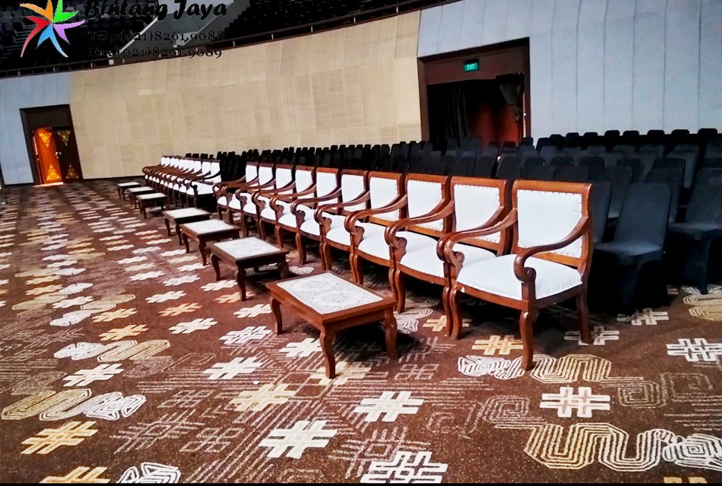Sewa Kursi Futura, Kursi VIP Kayu, dan Meja Event Wisuda Binus