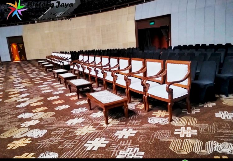 Sewa Kursi Futura, Kursi VIP Kayu, dan Meja Event Wisuda Binus