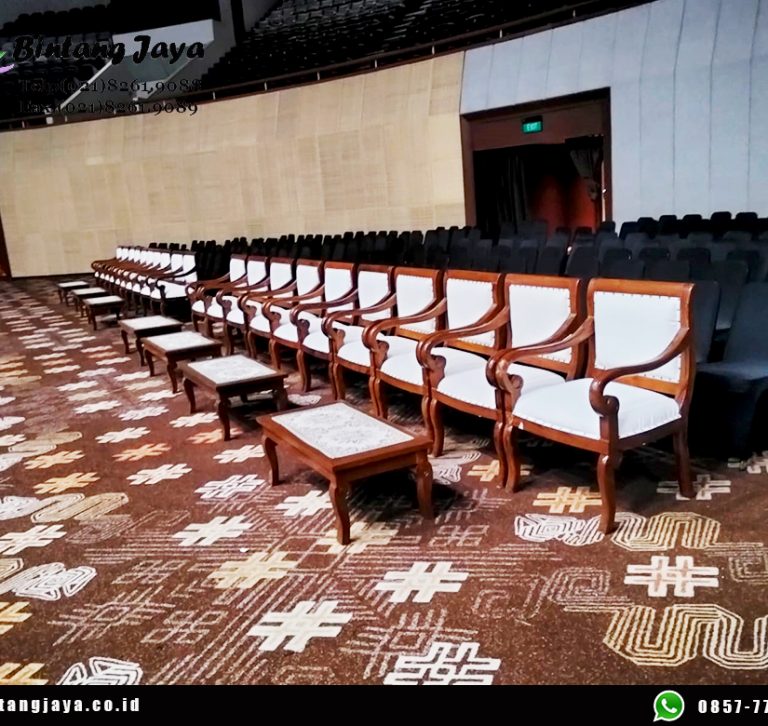Sewa Kursi Futura, Kursi VIP Kayu, dan Meja Event Wisuda Binus