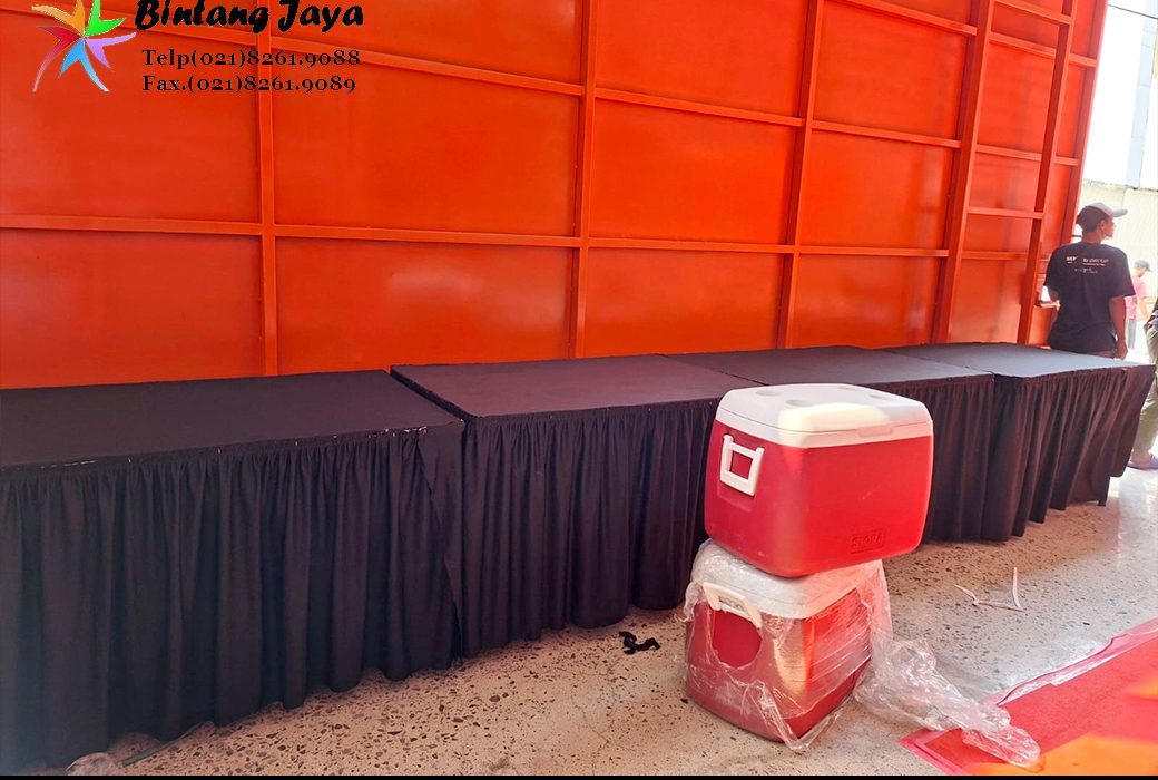 Sewa Meja Kotak Cover Hitam Modern untuk Area Reception dan Booth yang Elegan