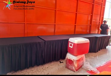 Sewa Meja Kotak Cover Hitam Modern untuk Area Reception dan Booth yang Elegan