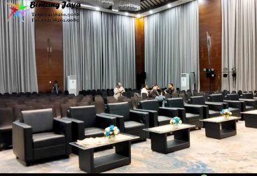 Sewa Sofa Hitam Kotak, Meja VIP Hitam, Meja IBM Jakarta untuk Event yang Elegan dan Profesional
